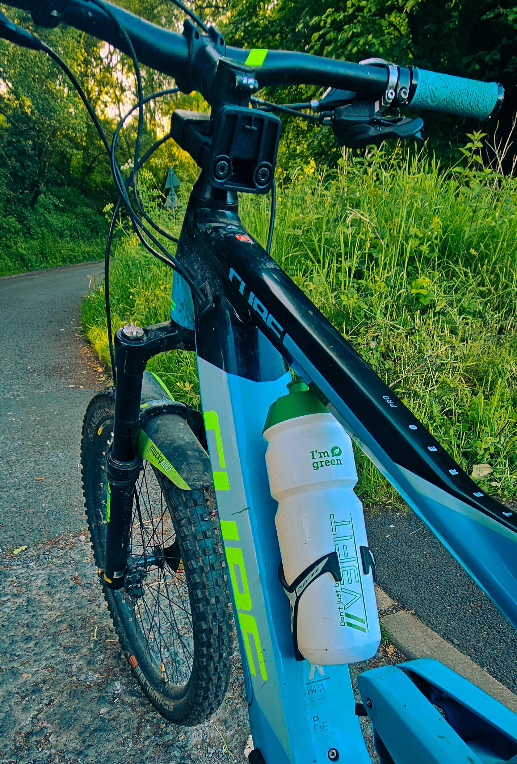A photo of the v3fit BIOPLASTIC WATER BOTTLE 750ml in a bicycle water bottle holder 